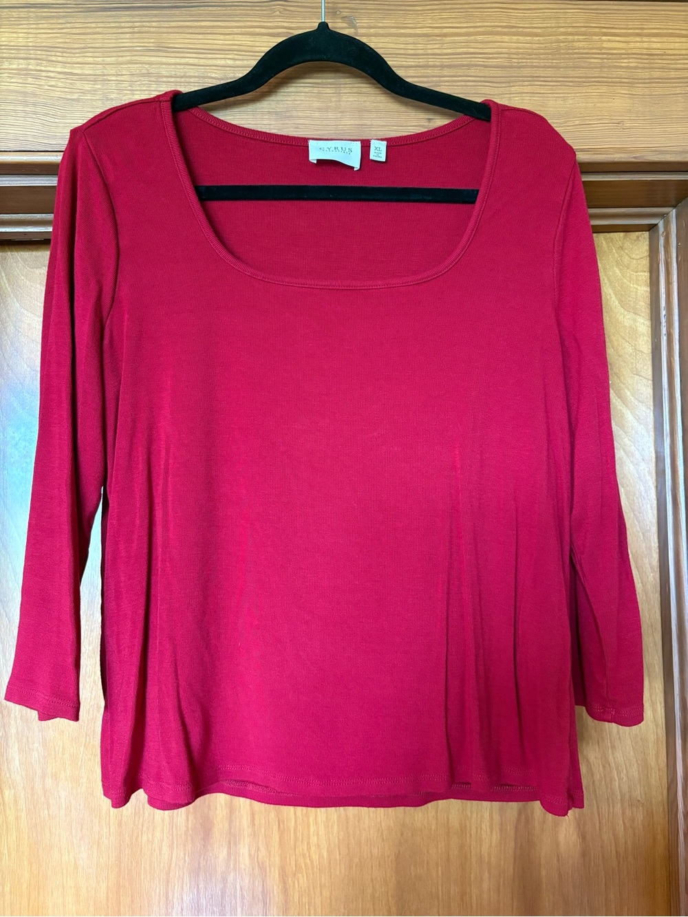 Cyrus Women's Red Scoop Neck Three-Quarter Sleeve Top